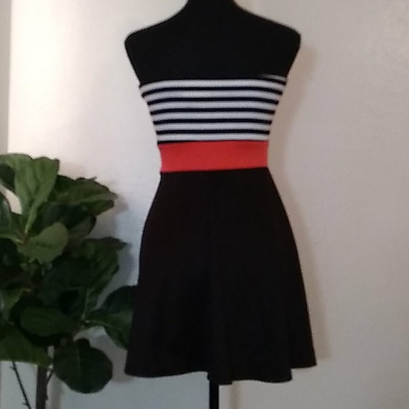 Black, white & res January 7 dress Size M - Picture 2 of 2